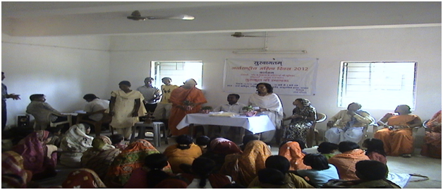 Children reading books at latehar center